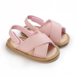 Detalle de sandalias de cuero rosa para bebés con suela blanda y transpirable para verano