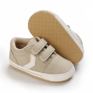 Detalle de zapatos de gateo suaves para bebé con suela antideslizante y cierre velcro