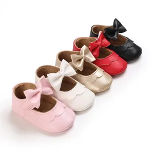 Detail von weichsohligen Baby-Prinzessin-Lernlaufschuhen mit dekorativen Schleifen in fünf Farben