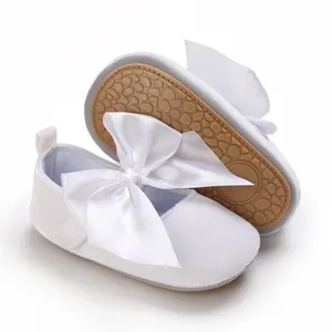 Chaussures de princesse pour bébé blanc avec grand nœud en satin et semelle souple
