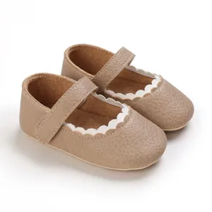 Detailansicht brauner Baby-Mary-Janes mit weißem Wellenrand und einer weichen Sohle