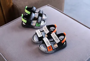Detailansicht von Kindersandalen für den Sommer in Grün und Orange mit weicher Sohle.