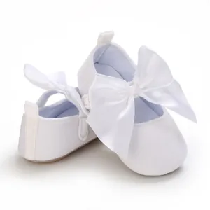 Vue latérale de chaussures de princesse bébé blanches à semelle souple et nœud