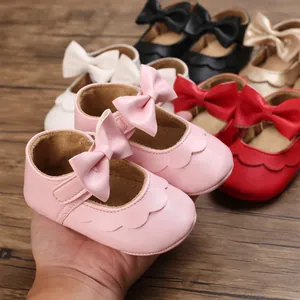 Detailansicht von rosa Baby-Prinzessin-Schuhen mit weicher Sohle und niedlicher Schleife