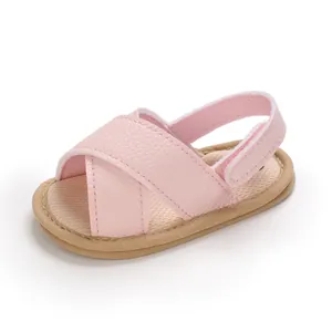 Primer plano de sandalias rosas transpirables para bebés con suelas blandas 0-1 años