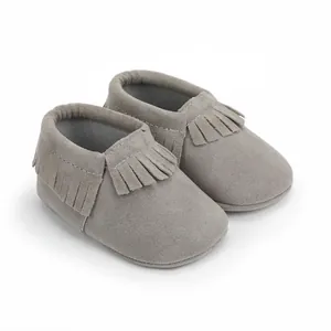 Detailansicht grauer Wildleder Babyschuhe mit Fransen, bequeme Neugeborenen Lauflernschuhe.