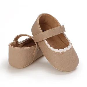 Detaillierte Makroansicht weicher Babyschuhe mit gewelltem Rand und strukturierter Oberfläche