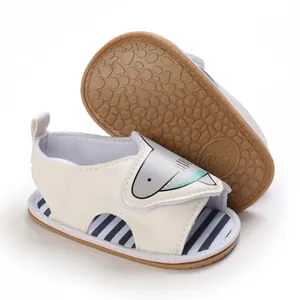 Detailansicht weißer Baby-Hai-Sandalen mit weicher rutschfester Sohle und Streifen