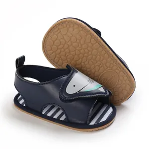 Detailansicht der dunkelblauen Baby-Hai-Sandalen mit weicher rutschfester Sohle für Kleinkinder
