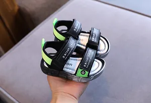 Detailansicht stilvoller Jungen-Sandalen mit neongrünen Akzenten und weicher Sohle