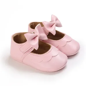 Detailansicht pinkfarbener Baby-Lauflernschuhe für Mädchen mit Schleife und Wellenrand