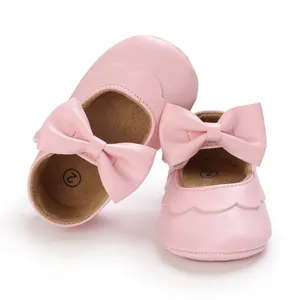 Detailansicht von rosa Baby-Prinzessin-Lauflernschuhen mit Schleifen und weichen Sohlen.