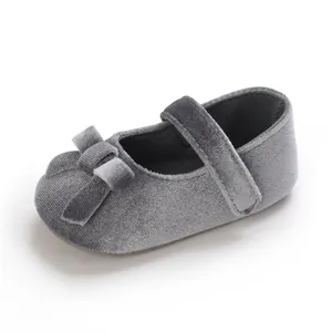 Detailansicht grauer Samt Baby Mary Jane Schuh mit Schleife für Säuglinge und Kleinkinder