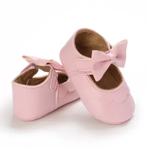Nahaufnahme von rosa Baby-Prinzessin-Schuhen mit Schleife und Wellenrand-Detail