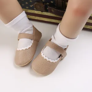 Detailansicht hellbraune strukturierte Baby Prinzessin Lauflernschuhe mit weißem Rand