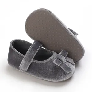 Graue Baby-Samtschuhe mit weicher rutschfester Sohle und schöner Schleife in Detailansicht