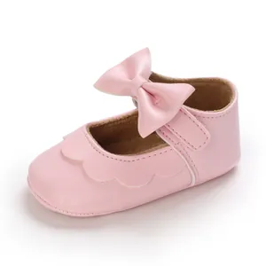 Detaillierte Nahaufnahme eines rosa Baby-Lauflernschuhs mit weicher Sohle und Schleifendekor