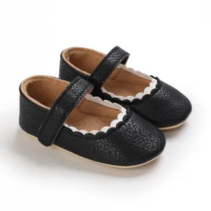 Detailansicht schwarzer Baby-Lauflernschuhe mit weißem Wellenrand und weicher Gummisohle