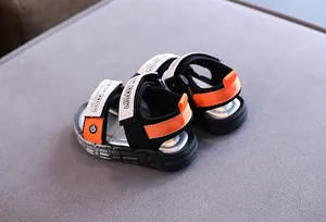 Detailansicht der rutschfesten Sommer-Sandalen für Jungen mit orangefarbenen und schwarzen Riemen