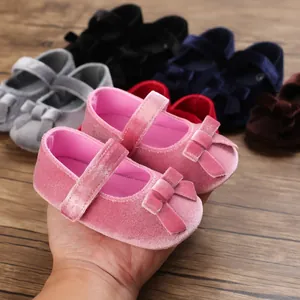 Detailansicht weicher Samt-Babyschuhe mit Schleife für Säuglinge im Alter von 0-1 Jahr