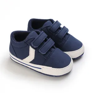 Detalle de zapatos para primeros pasos de bebé niño en azul marino con doble velcro