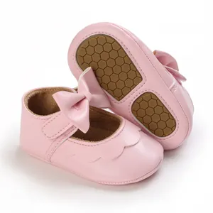 Detailansicht der rosa Babyschuhe mit weicher Wabensohle und dekorativer Schleife