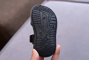 Detailansicht der rutschfesten Gummisohle für langlebige Jungen-Sommer-Strandsandalen