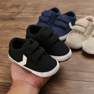 Detalle de zapatillas suaves para bebé con velcro disponibles en varios colores