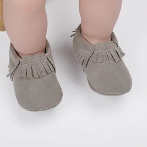Detailansicht der grauen Baby-Mokassins aus Wildlederimitat mit schicken Fransen.