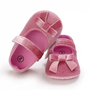 Detailansicht rosa Baby-Mary-Jane-Schuhe aus Samt mit hübschen Schleifen und weicher Sohle