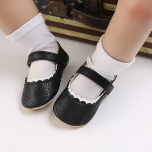 Detailansicht schwarzer Baby-Lauflernschuhe mit elegantem weißem Wellenrand-Design