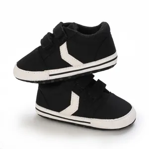 Vista detallada de zapatos de bebé negros para caminar con tiras de velcro ajustables