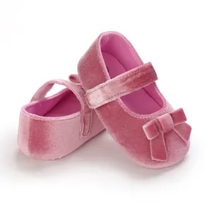 Süße rosa Samt Baby Mary Jane Schuhe mit Schleife und weicher Sohle für Kleinkinder