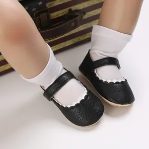 Detailansicht schwarzer Baby-Lauflernschuhe mit Wellenrand und weicher Sohle für Babys.