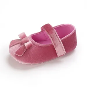 Detailansicht eines weichen rosa Samt Baby Schuhs mit Schleife für 0-1 Jahre alte