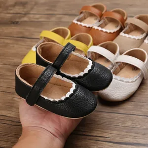 Nahaufnahme schwarze Baby Prinzessin Schuhe mit Wellenrand und Klettverschluss