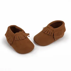 Detailansicht von braunen Baby-Mokassins aus Wildlederimitat mit Fransen und weicher Sohle.