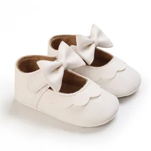 Detailansicht cremeweißer Baby-Prinzessinenschuhe mit weicher Schleife und Wellenkante