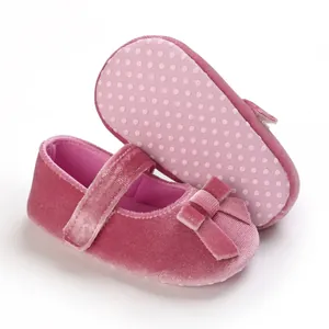 Detailansicht rosa Baby-Samtschuhe mit weicher Anti-Rutsch-Sohle