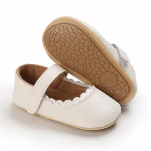 Detailaufnahme weißer Prinzessinnen-Babyschuhe aus Kunstleder mit weicher rutschfester Gummisohle