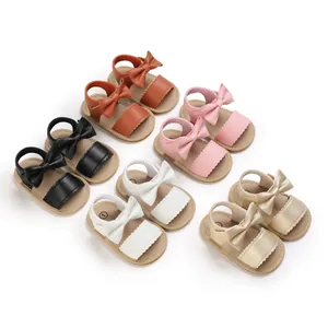 Vista dettagliata di una collezione di sandali per bambina in cinque colori con fiocchi