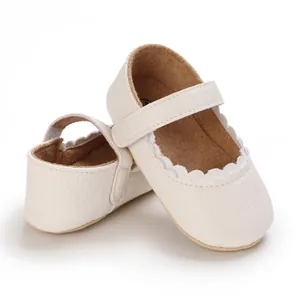 Detailansicht weißer Baby-Mary-Jane-Schuhe mit weicher Sohle, Wellenrand und Klettverschluss