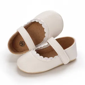 Detailansicht der weißen Baby-Lernlaufschuhe mit weicher Sohle und gewelltem Rand Design.
