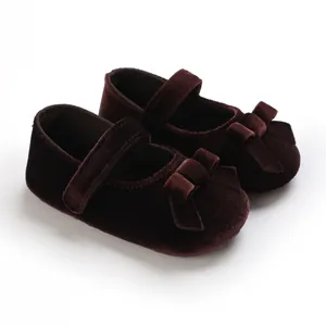 Elegante baby weichsohlenschuhe aus bordeauxrotem samt mit schleife.