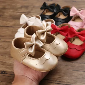 Detailansicht von weichen Baby-Prinzessin-Schuhen mit Schleifendekoration in vielen Farben