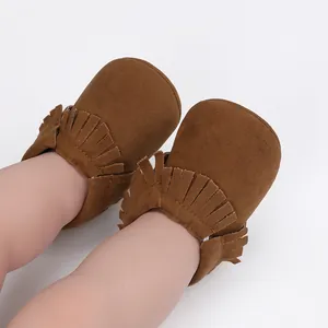 Detailansicht braune Baby-Mokassins aus Wildleder mit Fransen, weiche Krabbelschuhe