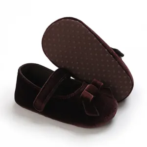 Dunkelbraune Baby-Mary-Janes aus Samt mit Schleife und rutschfester weicher Sohle