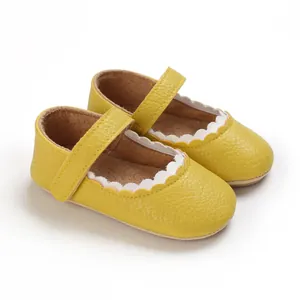 Detailansicht der gelben Baby-Lauflernschuhe mit weicher Sohle und elegantem Wellenrand