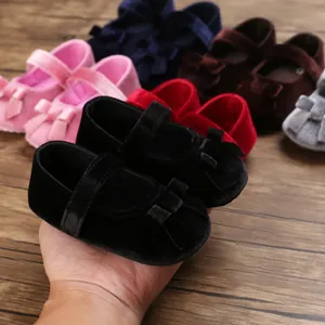 Detailansicht weicher Samt-Babyschuhe mit niedlicher Schleife für Säuglinge von 0-1 Jahr