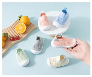 Chaussures en tricot respirantes pour tout-petits avec semelles souples et légères.